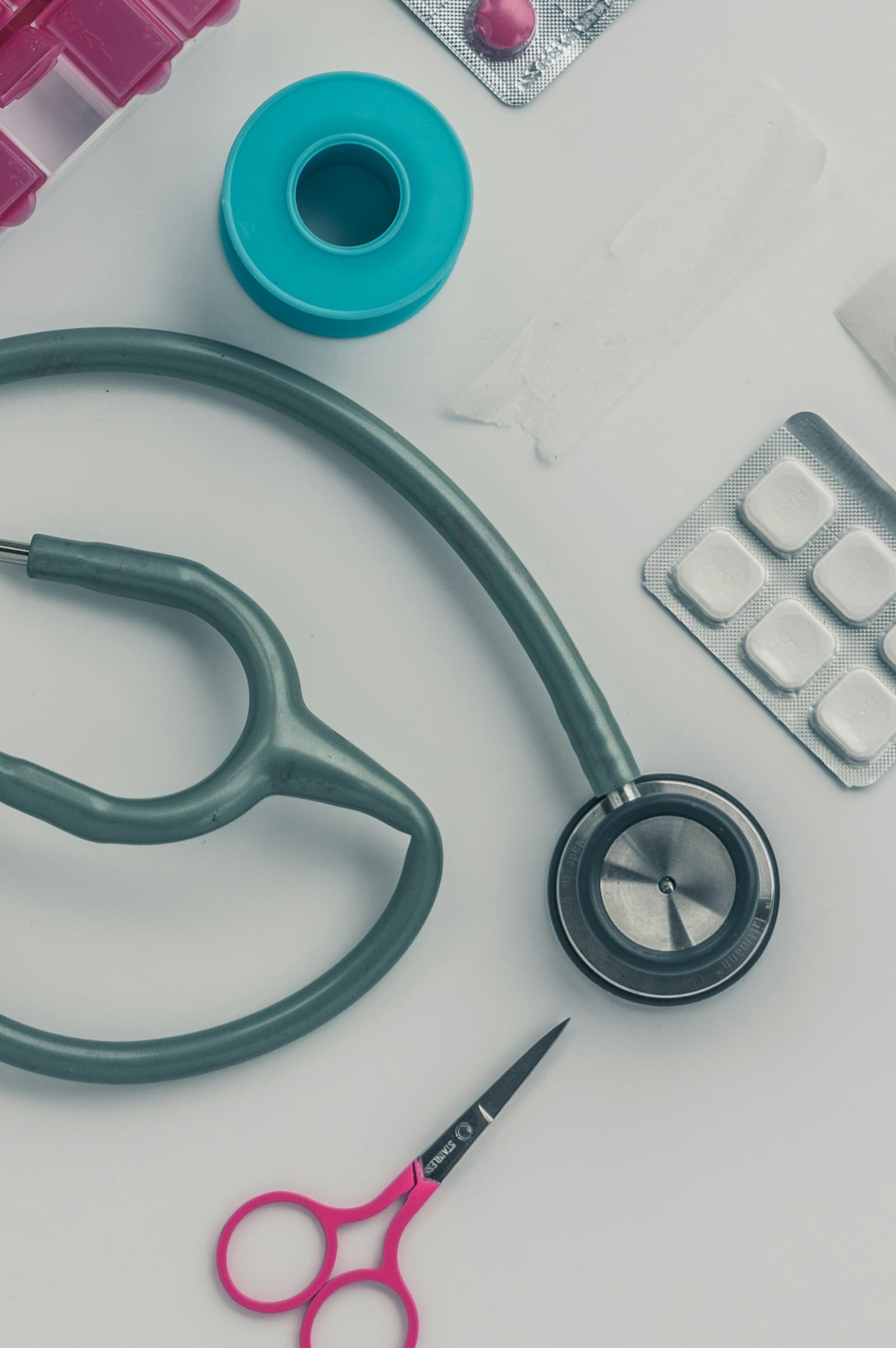 Stéthoscope et matériel médical sur fond clair — cabinet d'infirmiers libéraux à Toulouse Nord 31200