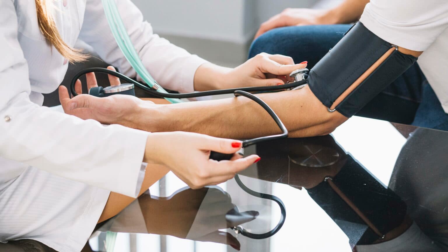 Infirmière libérale réalisant une prise de tension artérielle à domicile chez un patient à Toulouse Nord 31200